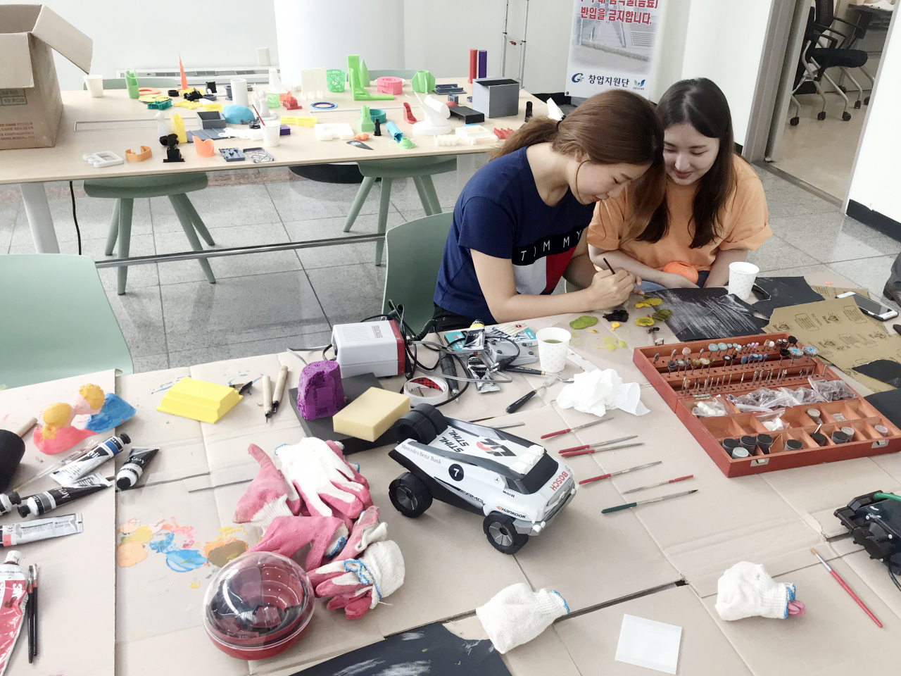 가천대 창업지원단이 지난달 22일 개최한 3D프린트 활용교육에 예비 창업자들이 특강을 듣고 있다.[가천대 제공]