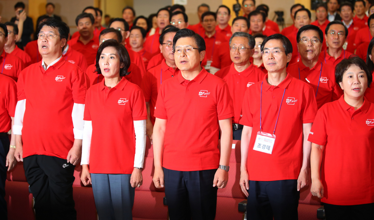 자유한국당 황교안 대표와 나경원 원내대표 등 참석 의원들이 27일 경기도 용인 처인구 중소기업인력개발원에서 열린 2019 자유한국당 국회의원 연찬회에서 애국가를 부르고 있다. 연합뉴스
