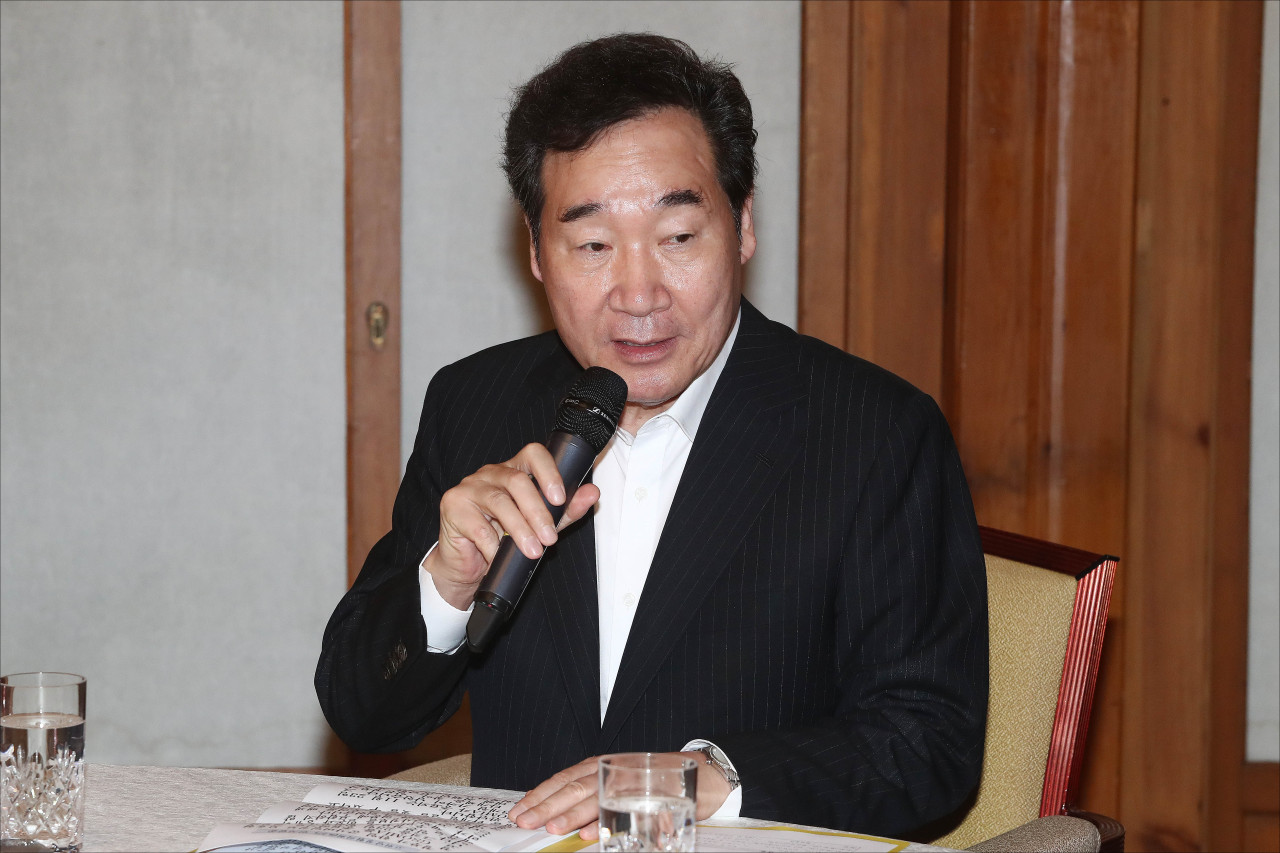 Prime Minister Lee Nak-yon speaks at the meeting with ruling Democratic Party lawmakers in Seoul on Tuesday. Yonhap