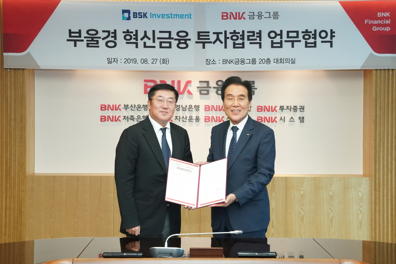BNK금융그룹이 27일 오전, 부산은행 본점에서 지역 중소벤처기업 육성 및 혁신 성장지원을 위해 백산그룹 BSK인베스트먼트와 ‘부울경 혁신금융 투자협력 업무협약’을 체결했다.(사진 오른쪽부터 BNK금융그룹 김지완 회장, 백산그룹 김한준 부회장)