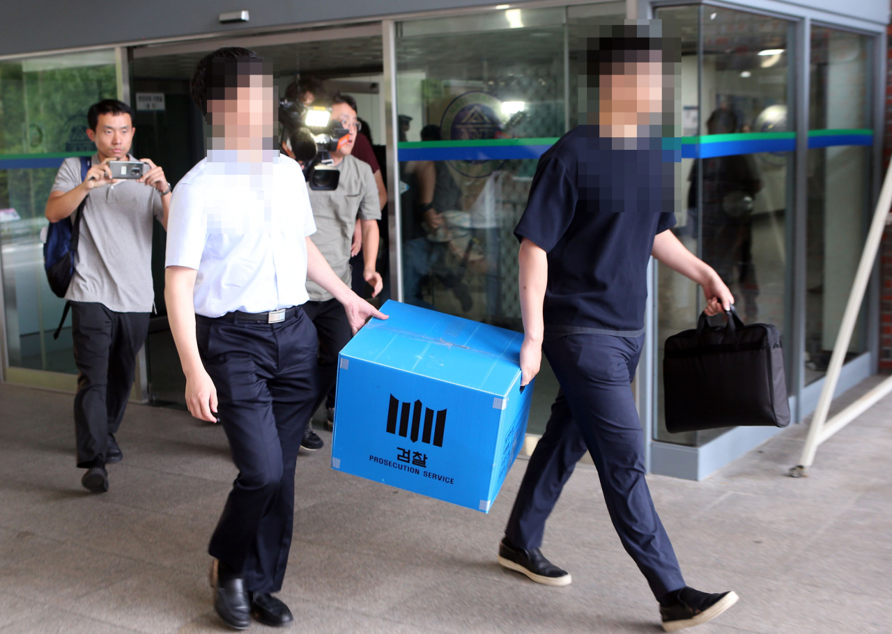 검찰이 27일 조국 법무부 장관 후보자 딸 조모(28) 씨의 한영외고 3학년 시절 인턴십과 관련해 공주대를 압수수색했다. [연합]