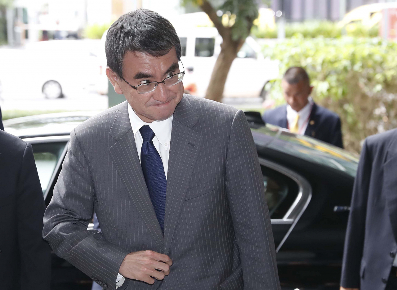 고노 다로 일본 외무상이 아세안지역안보포럼(ARF) 등 외교장관회의에 참석하기 위해 지난달 31일 오후(현지시간) 태국 방콕의 숙소에 도착하고 있다. [연합뉴스]