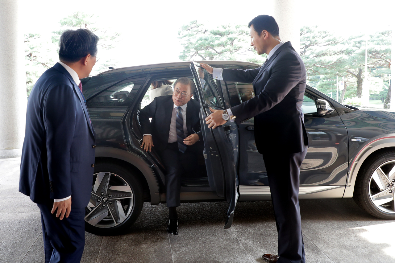 President Moon Jae-in steps out of his official car that uses hydrogen technology at Cheong Wa Dae in Seoul on Aug. 27, 2019, in this photo provided by his office. (Yonhap)