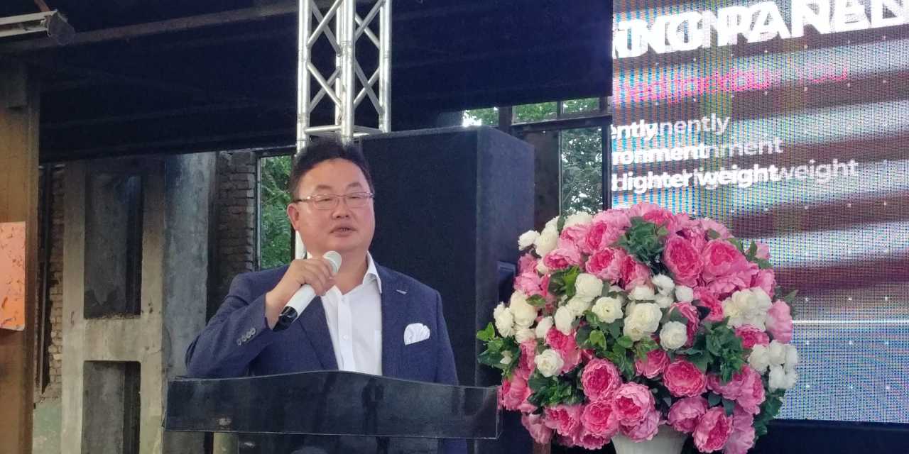 지난 22일(현지시간) 유철 카리스 대표이사 회장이 우즈베키스탄 타슈켄트의 '카리스 트란스 율쿠릴리시' 공장 기공식에서 기념사를 하고 있다.