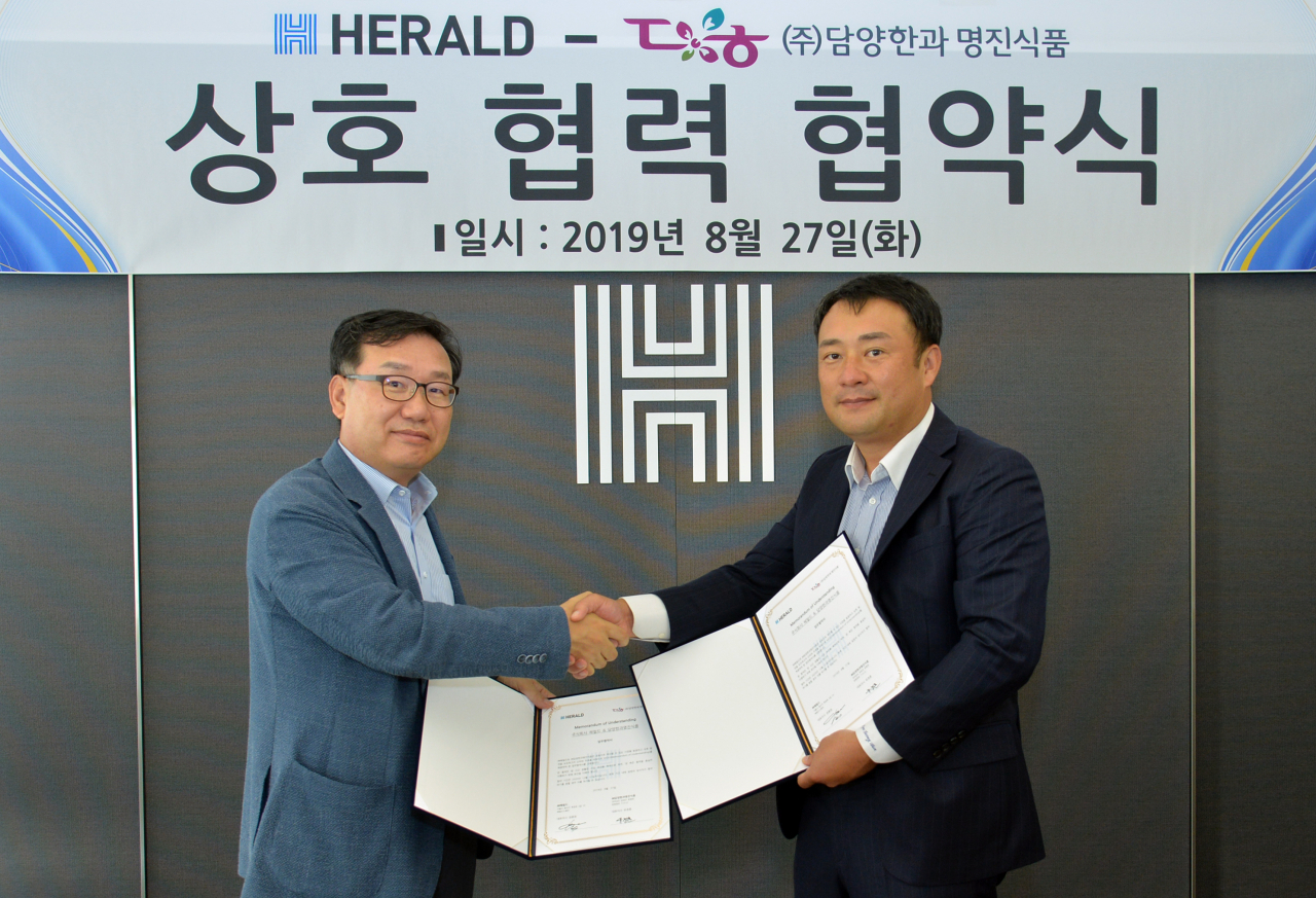 권충원 헤럴드 대표이사(왼쪽)와 유재훈 담양한과 명진식품 대표이사가 27일 서울 용산구 헤럴드 본사에서 협약식을 체결한 뒤 악수를 나누고 있다. [사진=윤병찬 기자/ yoon4698@heraldcorp.com]