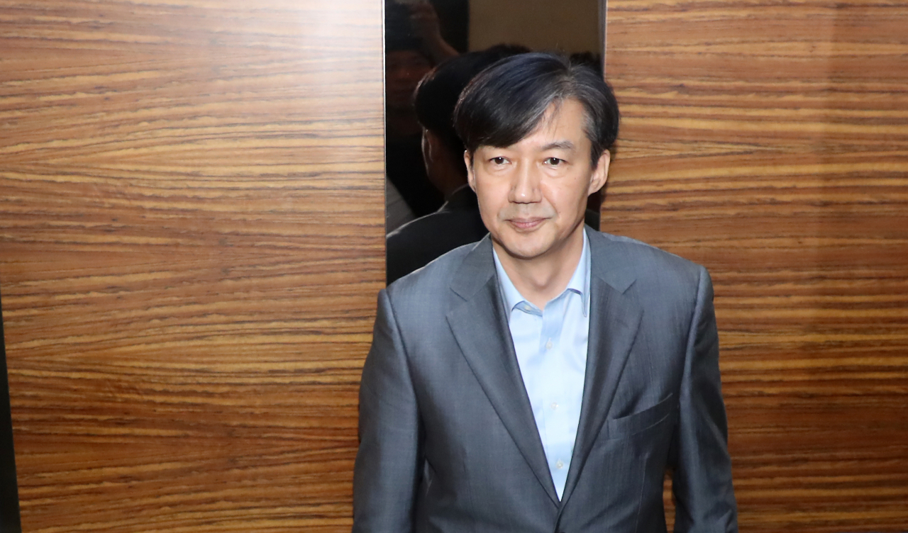조국 법무부 장관 후보자가 27일 오후 인사청문회 준비 사무실이 마련된 서울 종로구 한 건물로 출근하고 있다. 검찰은 이날 오전 조 후보자 가족을 둘러싼 의혹과 관련해 고려대, 서울대, 부산대, 단국대 등 대학과 가족이 투자한 펀드를 운용하는 코링크PE 사무실, 가족이 운영해온 학교법인 웅동학원 등을 전격 압수수색했다. 연합뉴스
