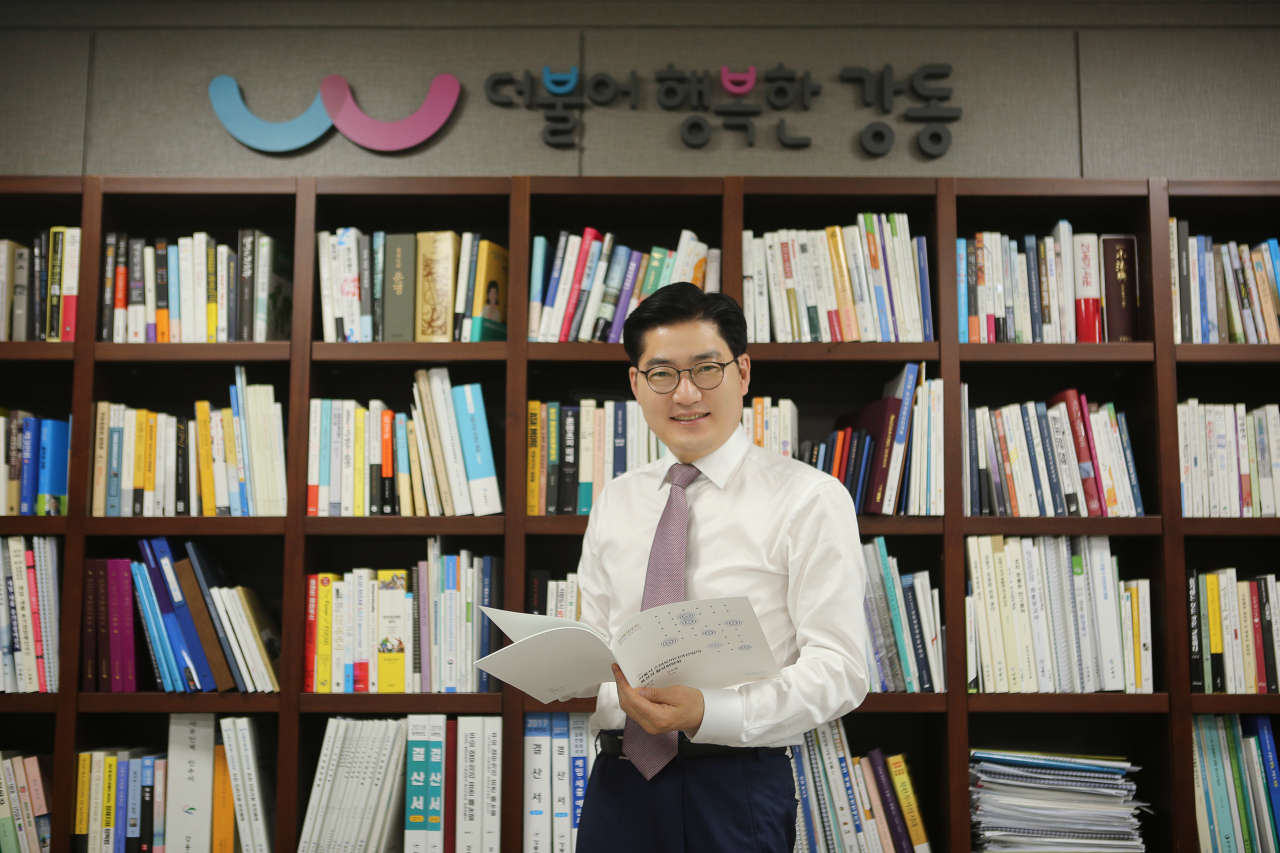 이정훈 구청장은 '스마트도시' '의료관광특구' 등에 최근 관심을 두고 다른 구 사례를 살피며 학습하고 있다. [강동구 제공]