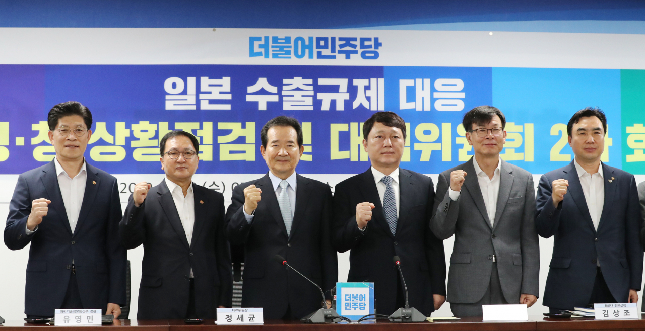 28일 국회 의원회관에서 열린 일본수출규제 대응 당정청 상황점검 및 대책위원회 2차 회의에서 참석자들이 파이팅을 외치고 있다. 왼쪽부터 노형욱 국무조정실장, 유영민 과기부 장관, 정세균 소재부품장비인력발전특위 위원장, 최재성 일본경제침략대책특위 위원장, 김상조 청와대 정책실장, 윤관석 정책위 수석부의장. [연합]