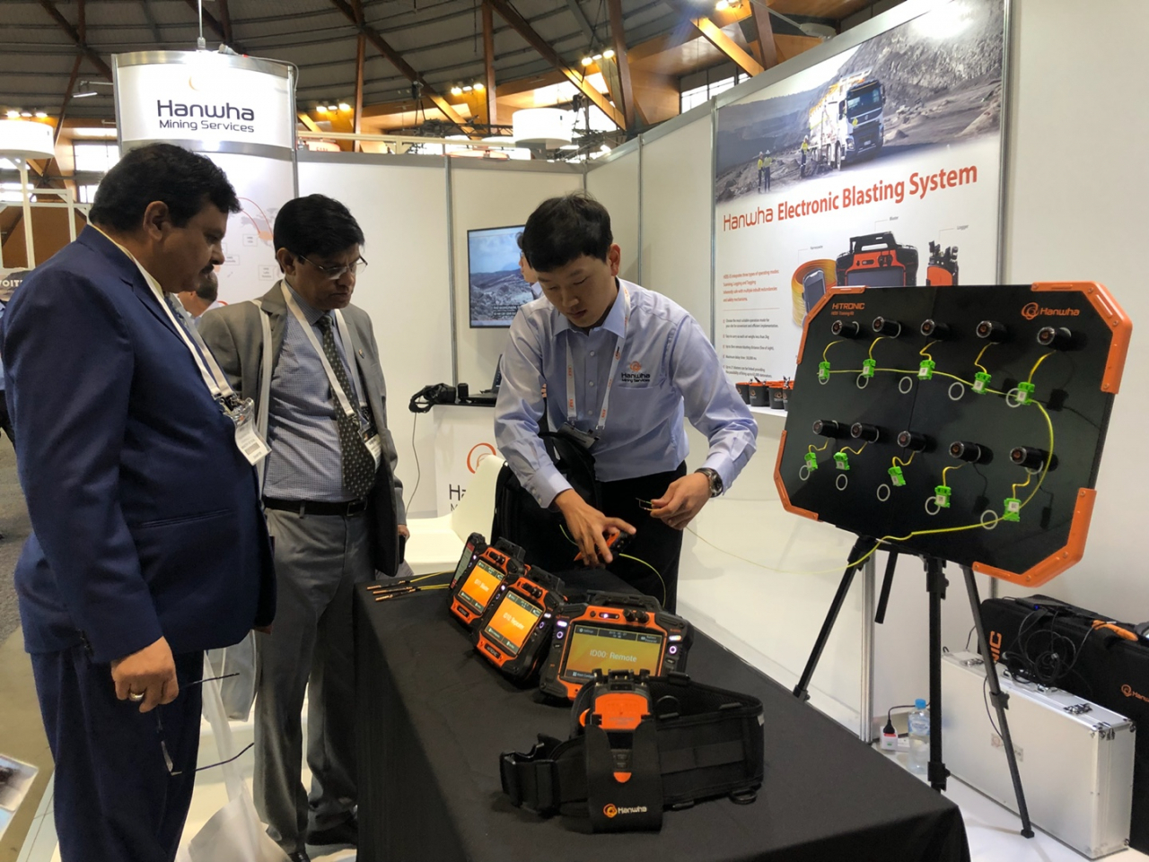 ㈜한화 임직원이 호주 시드니에서 열린 ‘AIMEX (Asia-Pacific's International Mining Exhibition) 2019’에서 최첨단 전자뇌관 ‘하이트로닉2’를 고객에 설명하고 있다. [㈜한화 제공]