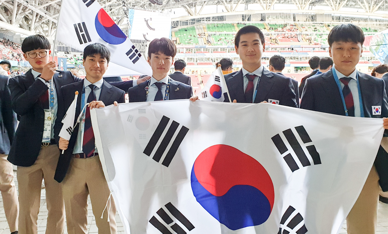 ‘제 45회 국제기능올림픽’ 현대중공업 대표 선수단(왼쪽부터 임채원, 최원진, 조우의, 신동민, 정득희 씨)이 태극기를 펼쳐보이고 있다. [현대중공업제공]