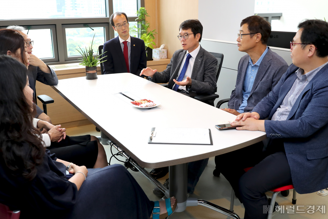 전국시장군수구청장협의회 산하 ‘복지대타협특별위원회’가 지난 27일 오후 1시, 여의도 전국시장군수구청장협의회 회의실에서 활동방향을 논의하고 있다. [성동구]