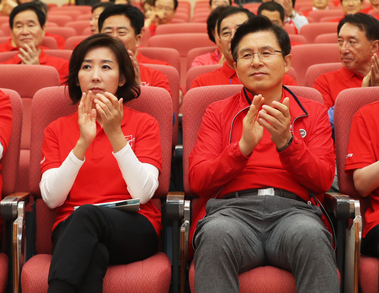 황교안 자유한국당 대표(오른쪽)와 나경원 원내대표가 28일 오전 경기도 용인시 처인구 중소기업인력개발원에서 열린 2019 자유한국당 국회의원 연찬회에서 특강을 듣기에 앞서 박수를 치고 있다. [연합]