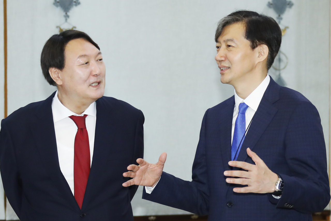 윤석열 검찰총장(좌)이 지난 7월 청와대에서 당시 민정수석이었던 조국 법무부 장관 후보자와 대화하고 있다. [연합]