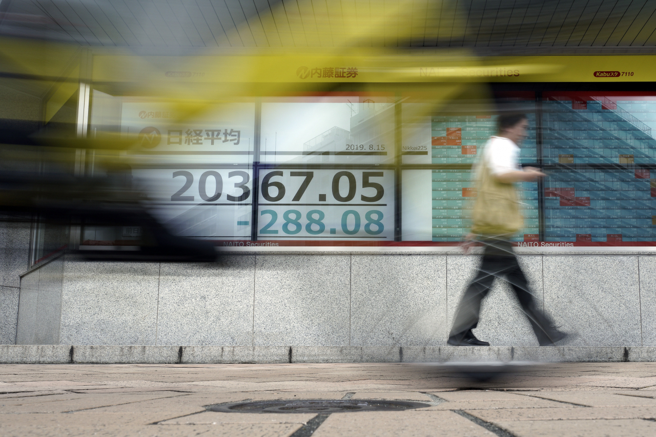 일본 한 증권사 앞에 걸려 있는 스크린에 닛케이 225 지수가 표시되고 있다. [AP]