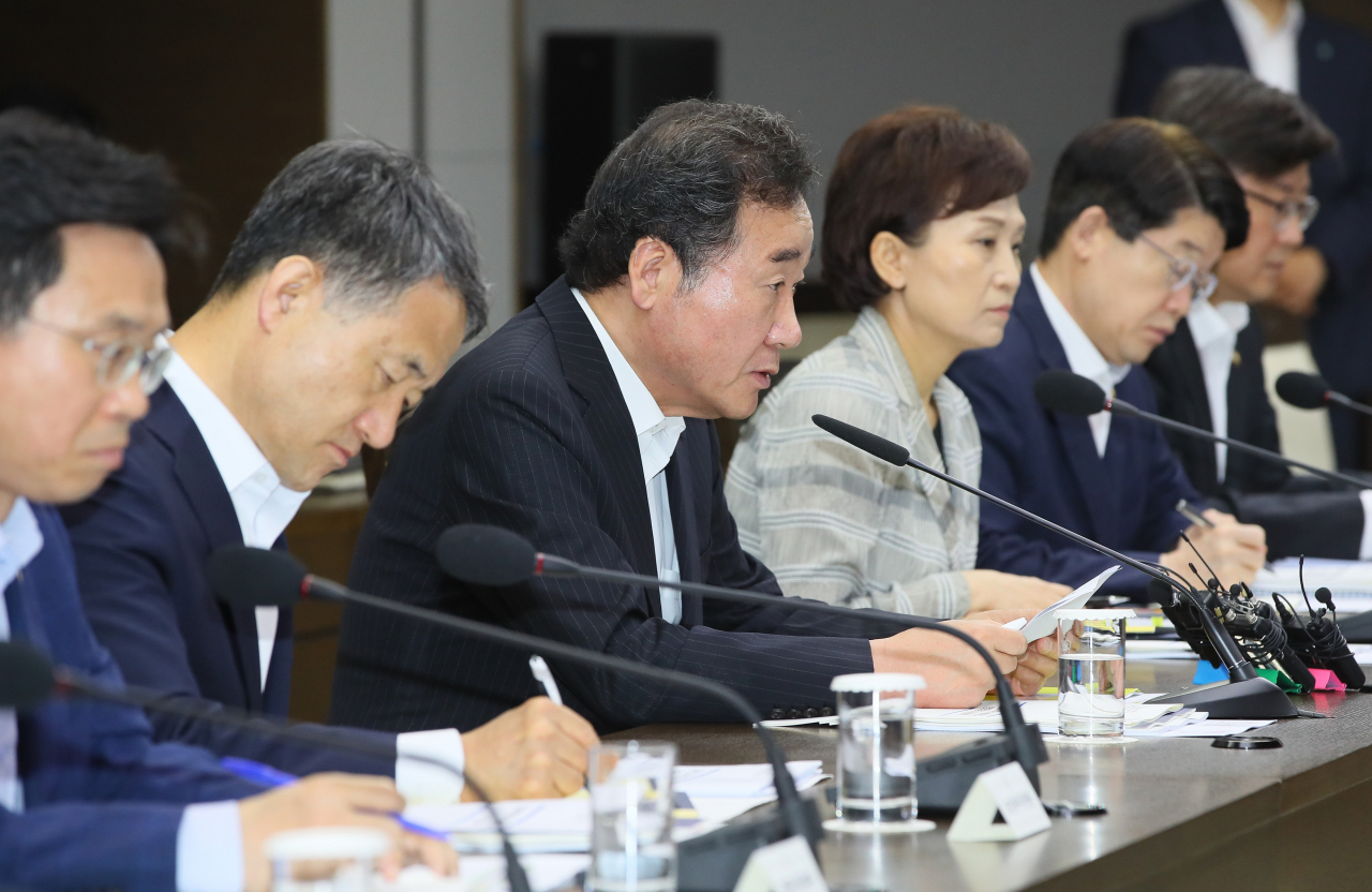 일본이 한국을 백색국가에서 제외하는 제도를 강행한 28일 세종시 정부세종청사에서 열린 '일본 수출규제 대응 확대 관계장관회의 겸 제7회 과학기술관계장관회의에서 이낙연 국무총리가 모두발언하고 있다. ［연합］
