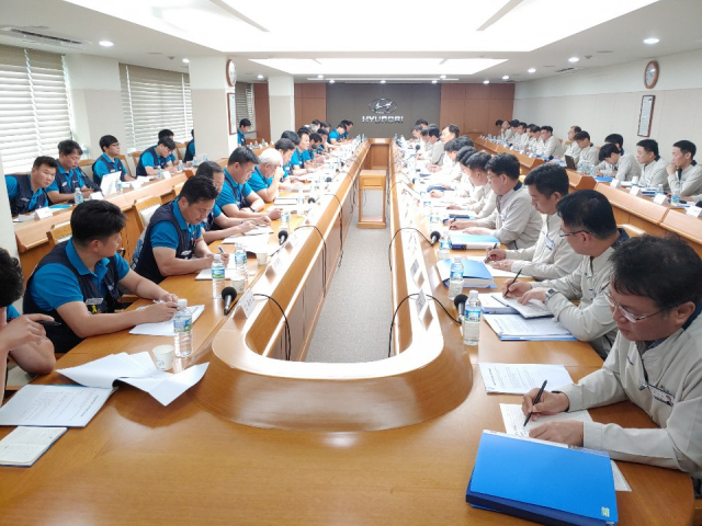 현대자동차 노사가 8년만에 파업 없이 2019년 임단협 잠정합의안을 마련했다. 사진은 지난 27일 본교섭에 참여한 노사 대표 모습. [현대차 제공]