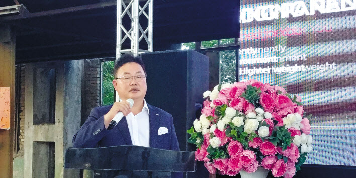 지난 22일(현지시간) 유철 카리스 대표이사 회장이 우즈베키스탄 타슈켄트의 ‘카리스 트란스 율쿠릴리시’ 공장 기공식에서 기념사를 하고 있다. 오른쪽 사진은 우즈베키스탄 내 자치공화국인 카라칼파크스탄의 쿵그라드 소듐공장 외부 모습