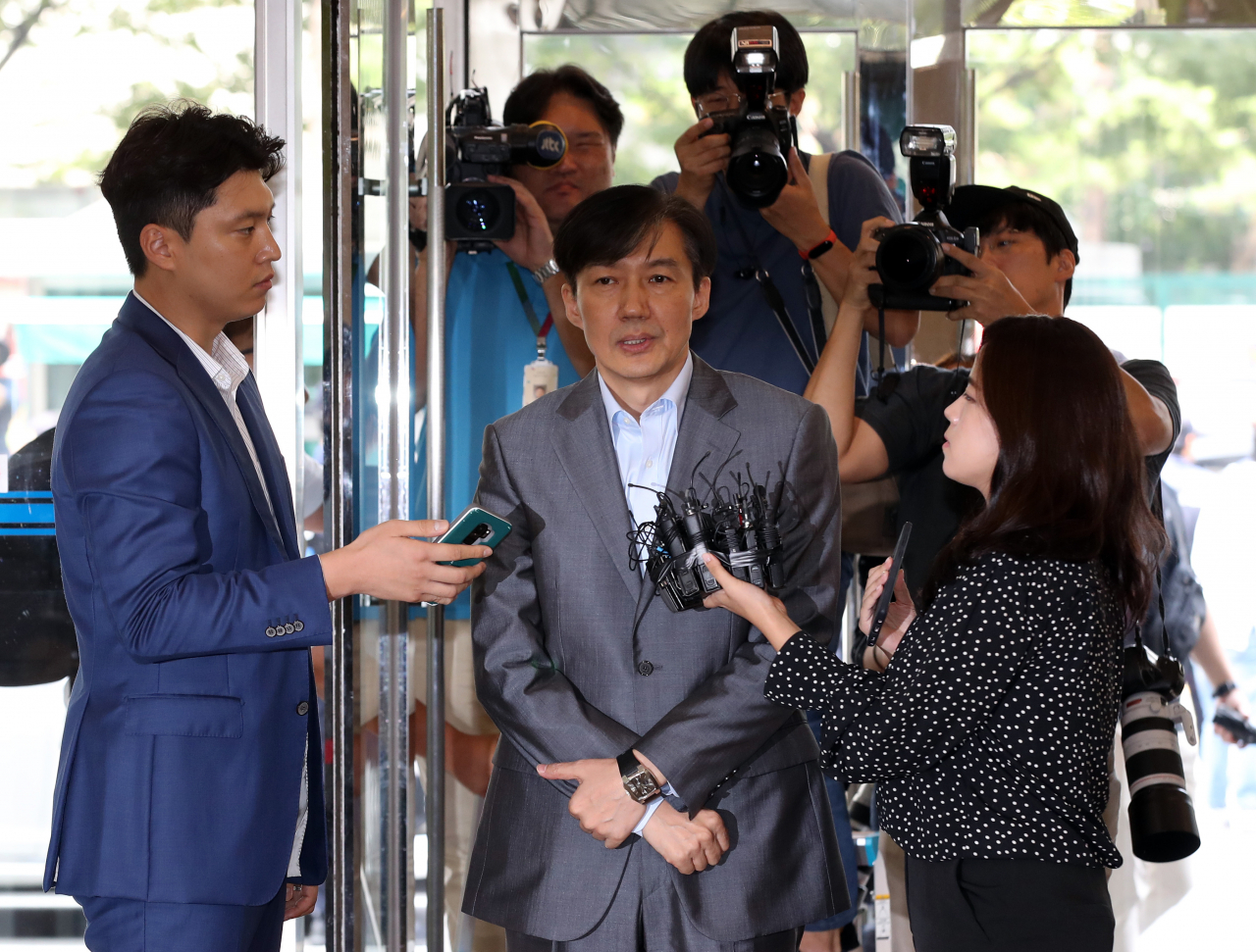 조국 법무부 장관 후보자가 28일 인사청문회 준비 사무실이 마련된 서울 종로구의 한 건물로 출근하며 취재진 질문에 답하고 있다. [연합]