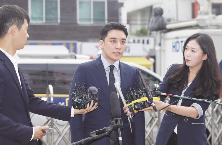 해외 원정 도박 의혹이 불거진 그룹 빅뱅의 전 멤버인 승리(본명 이승현)가 28일 오전 피의자 신분으로 중랑구 서울지방경찰청 지능범죄수사대에 출석해 취재진의 질문에 답하고 있다. [연합]