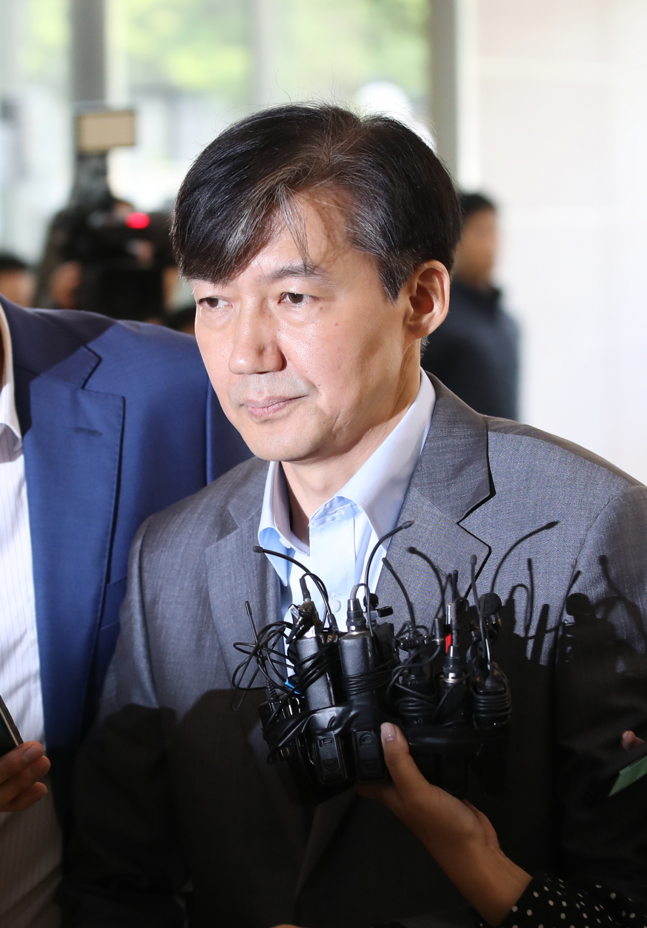 조국 법무부 장관 후보자가 28일 인사청문회 준비 사무실이 마련된 서울 종로구의 한 건물로 출근하고 있다. [연합]