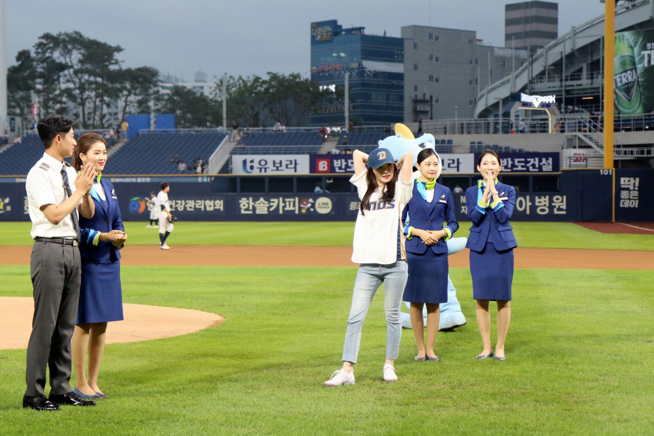 27일 창원NC파크에서 열린 'NC 다이노스 VS KT 위즈’ 경기에서 에어부산 김윤정 캐빈승무원이 시구를 진행하고 있다.