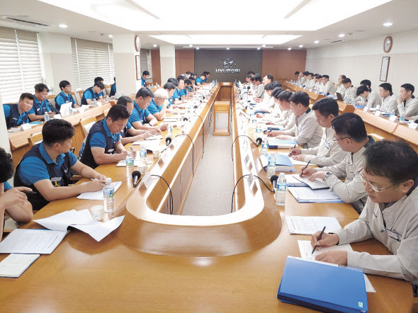 현대자동차 노사가 8년만에 파업 없이 2019년 임단협 잠정합의안을 마련했다. 사진은 지난 27일 본교섭에 참여한 노사 대표 모습. [현대차 제공]