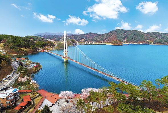 지난 4월 국내 최장 출렁다리가 국내 최대 저수지인 충남 예산 예당호에 개통돼 새로운 명물로 주목받고 있다. [한국관광공사 제공]