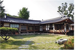 충남 예산은 국내에서 6번째로 슬로시티로 지정돼 ‘느림의 미학’과 더불어 자연 생태를 있는 그대로 만끽할 수 있다. (위 사진) 황새마을은 황새가 군락을 이루어 먹이를 먹거나 비상하는 모습을 생생하게 볼 수 있는 국내 유일 생태여행지이다. 아이들과 황새 복원사업의 현장을 보며 교육적인 효과를 얻을 수 있고, 가을에는 현지에서 갓 수확한 ‘황새랑 쌀’을 구매할 수 있다. [예산군청 홈페이지]