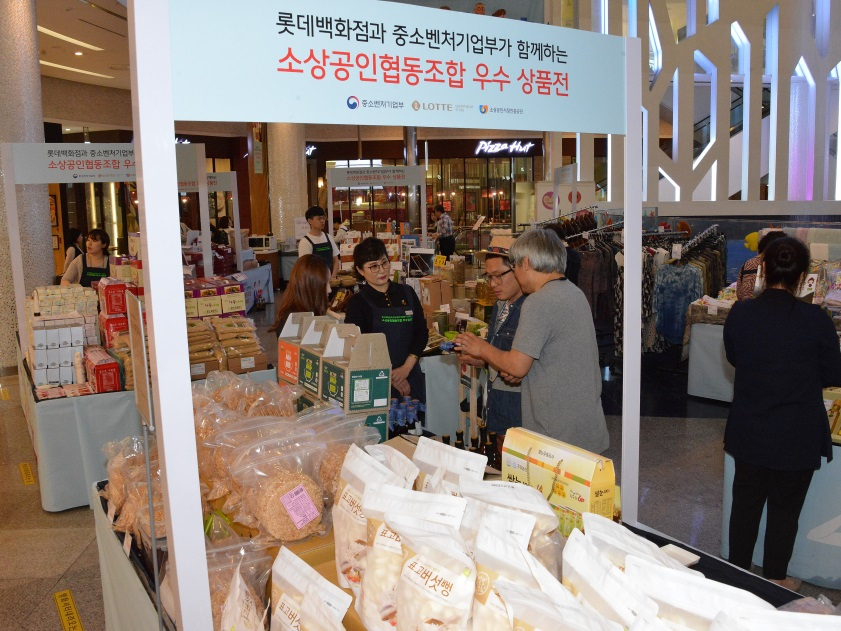 지난 5월, 롯데백화점 광복점 지하 1층 아쿠아몰 행사장에서 소상공인을 돕기 위해 진행했던 소상공인협동조합 우수상품전 행사 모습.