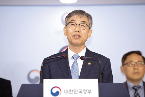 김성수 과학기술정보통신부 과학기술혁신본부장이 27일 오후 서울 종로구 정부서울청사 본관 브리핑룸에서 ‘소재 부품 장비 연구개발 투자전략 및 혁신대책’에 대해 설명하고 있다. [과학기술정보통신부 제공]