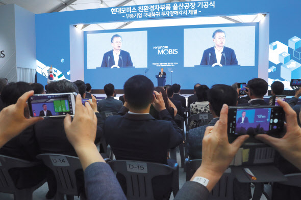 문재인 대통령이 28일 오전 울산 이화산업단지에서 열린 현대모비스 친환경차 부품 울산공장 기공식에서 인사말을 하고 있다. 문 대통령은 이 자리에서 일본의 무역보복과 관련해 “자유롭고 공정한 무역체제가 흔들리고 정치적 목적의 무역보복이 일어나는 시기에 우리 경제는 우리 스스로 지킬 수밖에 없다”고 밝혔다. [연합]