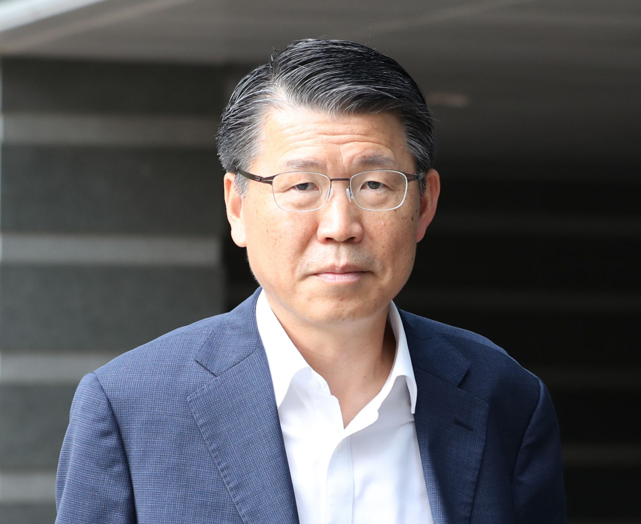 은성수 금융위원장 후보자가 28일 오전 서울 종로구 금융감독원 연수원에 마련된 청문회 준비 사무실로 출근하고 있다.은 후보자의 청문회는 내일 열릴 예정이다. [연합]