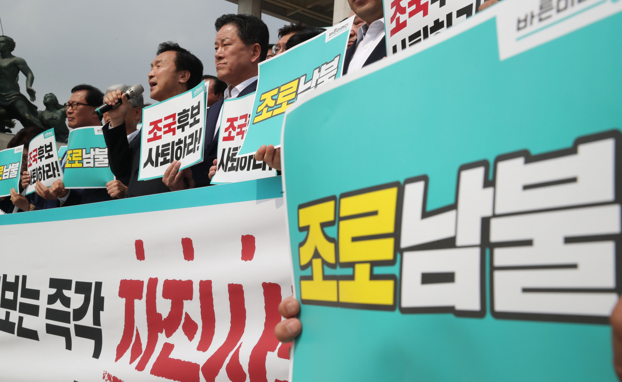 바른미래당 손학규 대표가 28일 여의도 국회 앞 계단에서 열린 조국 법무부 장관 후보자 사퇴 촉구 대회에서 발언하고 있다. [연합]