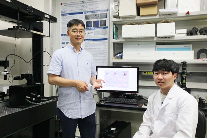 DGIST 로봇공학전공 최홍수 교수(좌)와 박종언 학위연계과정학생.[디지스트 제공]