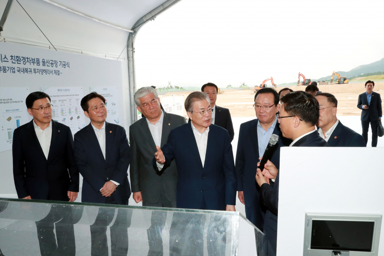 28일 오전 울산 북구 이화산업단지를 찾은 문재인 대통령이 현대모비스 친환경부품공장 관련 설명을 듣고 있다.