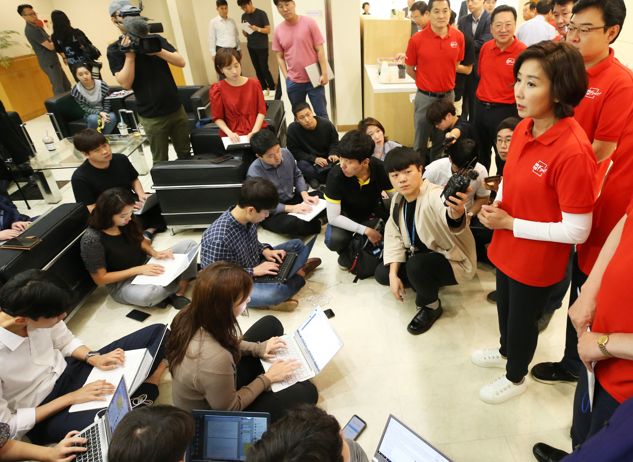 나경원 자유한국당 원내대표가 28일 오전 경기도 용인시 처인구 중소기업인력개발원에서 열린 2019 자유한국당 국회의원 연찬회에서 긴급 의원총회 결과를 설명하고 있다. [연합]