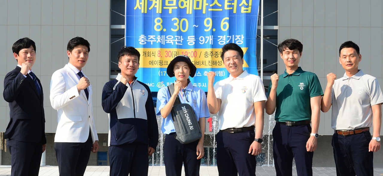 임원, 심판복, 국내선수단, 자원봉사자, 경기운영 요원, 조직위 직원, 행정지원 요원 유니폼 (왼쪽부터)