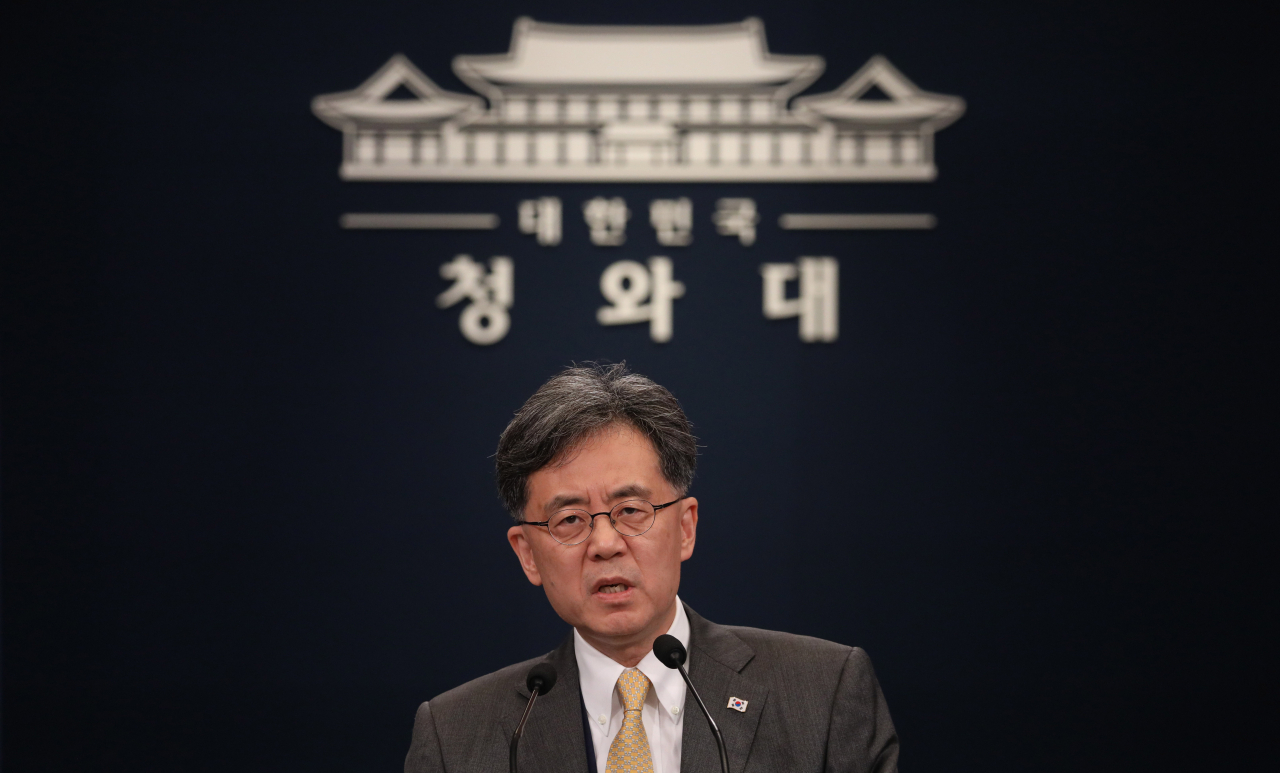 김현종 청와대 국가안보실 2차장이 28일 오후 청와대 브리핑실에서 일본의 한국에 대한 2차 경제보복 조치인 '화이트리스트 배제'에 대한 입장을 밝히고 있다. 일본 정부는 이날 한국을 수출 관리상 우대 대상인 '그룹A'에서 제외하는 개정 수출무역관리령을 시행했다. [연합]