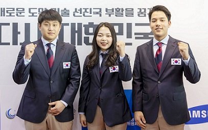 에몬스가구 소속 국가대표 선수인 목공 권오현 사원(왼쪽부터), 가구 최은영 사원, 실내장식 직종 이상현 사원이 대회 출전을 앞두고 글로벌숙련기술진흥원 결단식에서 결의를 다지고 있다. [에몬스 제공]