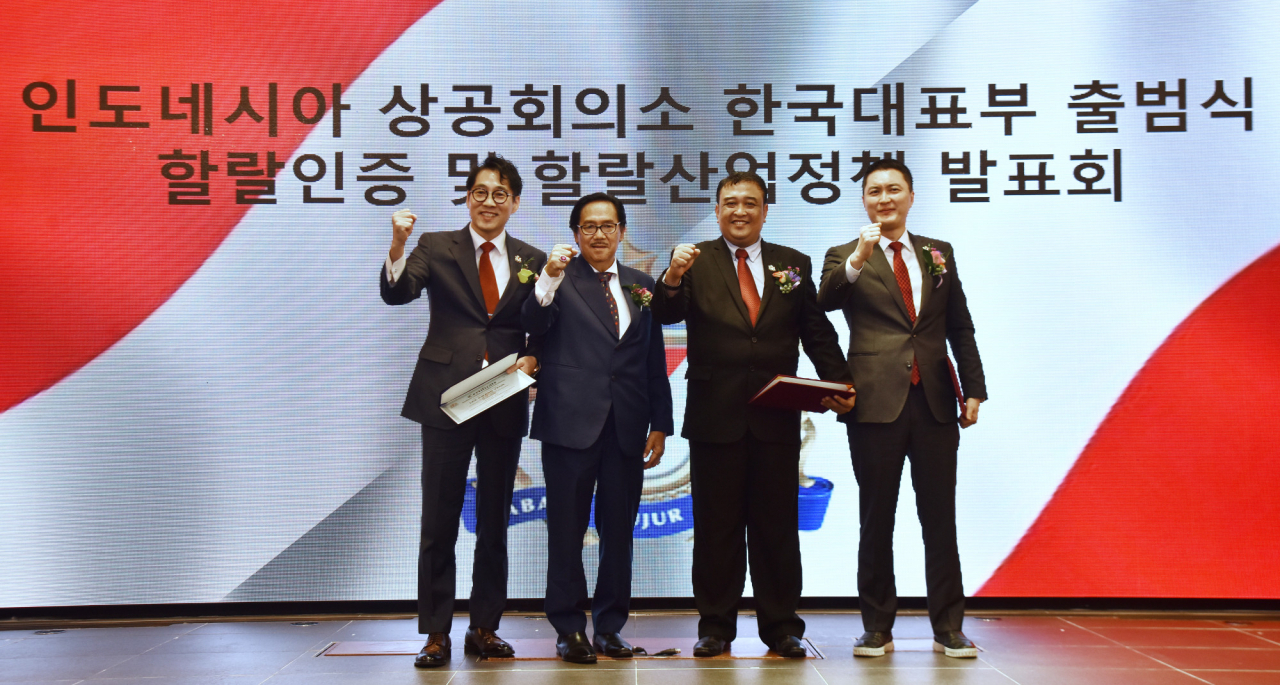 28일 여의도 소재 서울시티클럽에서 존니 와아스 인도네시아 상공회의소 부의장(사진 왼쪽 두번째)이 앙고르 부디만 상의 한국위원회 위원장(사진 오른쪽 두번째)과 이광연 인도네시아 상공회의소 한국대표부 대표에게 임명장을 수여하고있다.