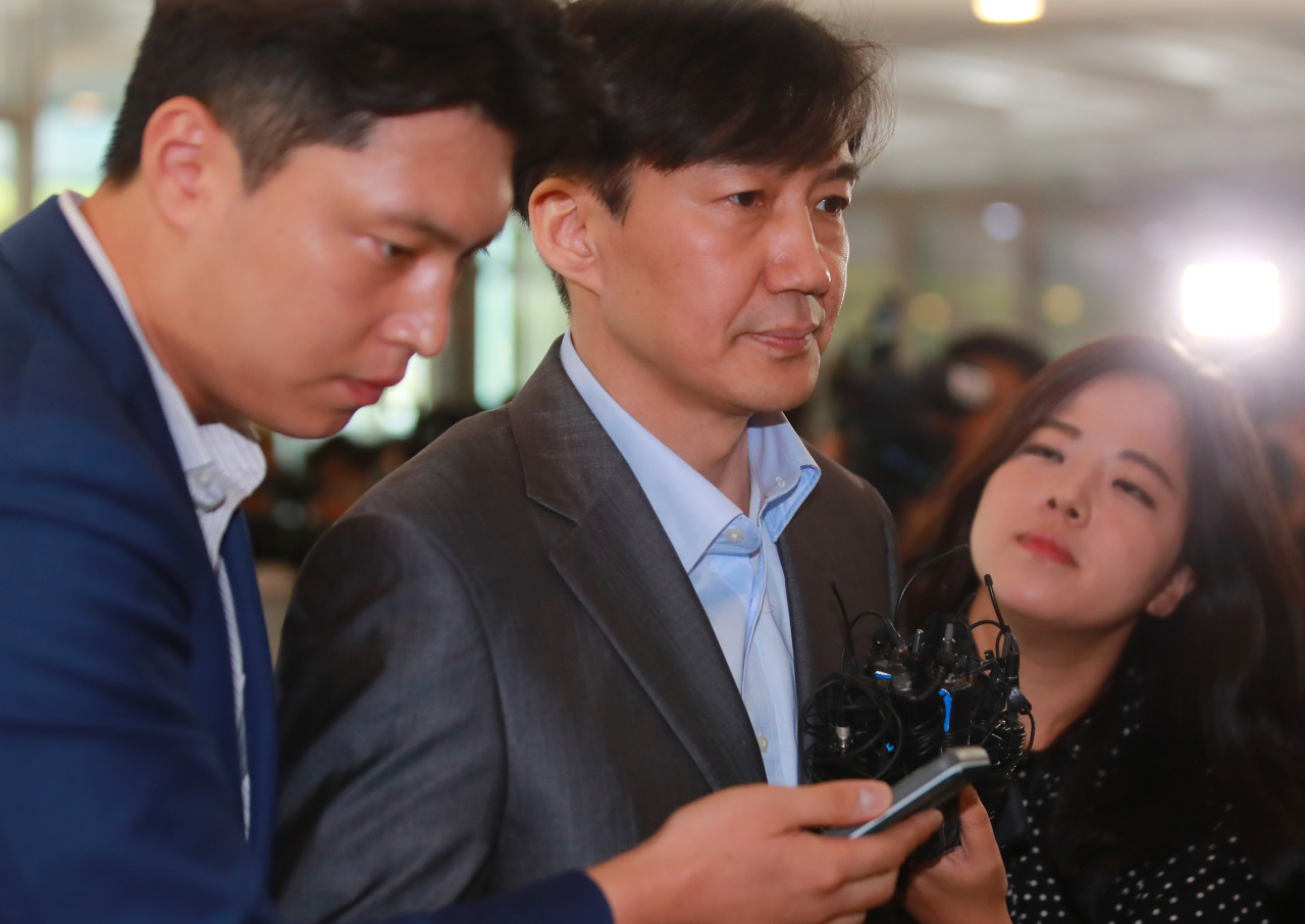 Justice minister nominee Cho Kuk enters the office for preparing for the parliamentary confirmation hearing in central Seoul on Wednesday. Yonhap