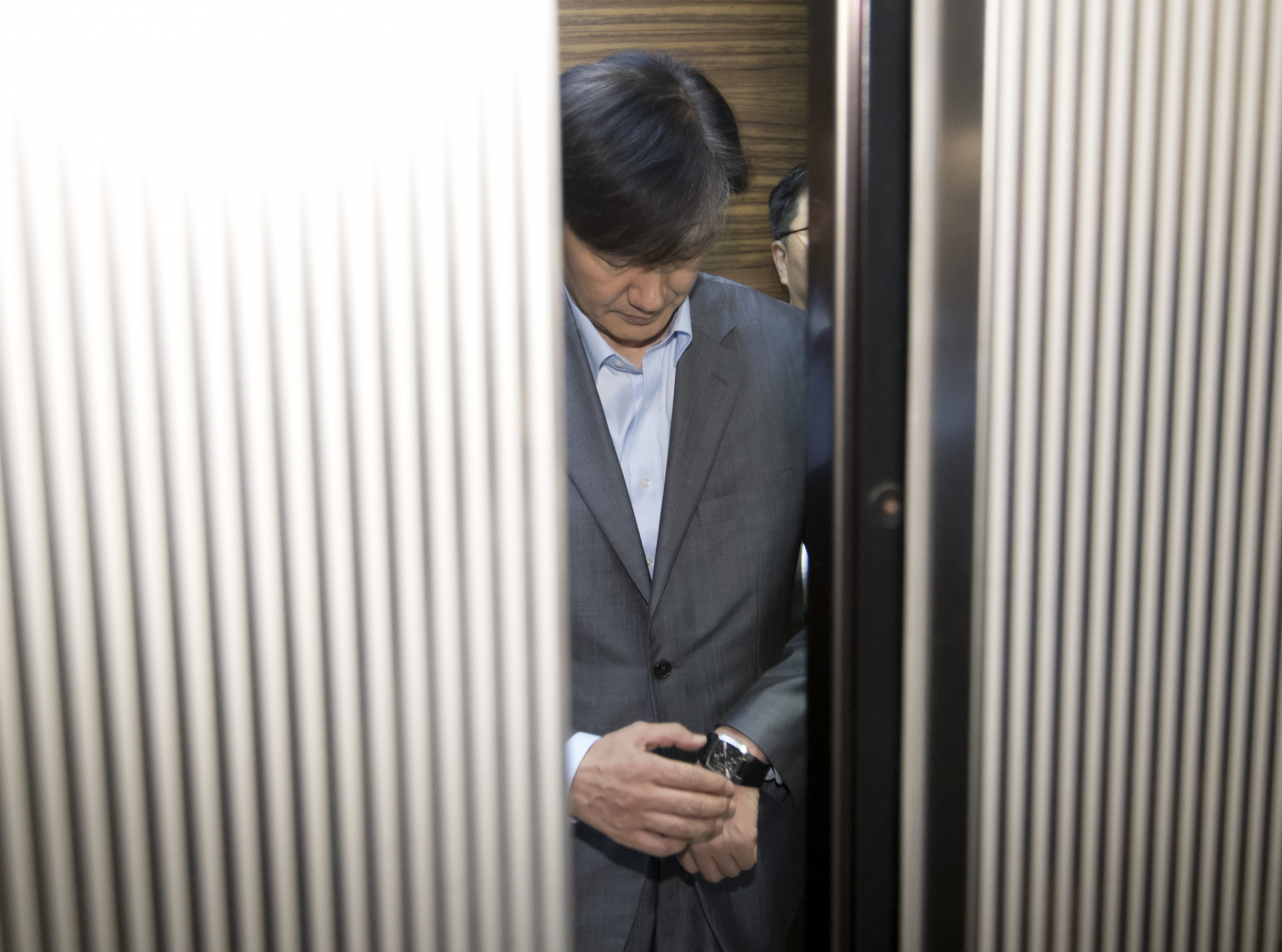 조국 법무부 장관 후보자가 28일 인사청문회 준비 사무실이 마련된 서울 종로구의 한 건물로 출근하고 있다. [연합]
