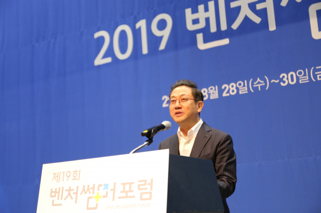 안건준 벤처기업협회 회장이 28일 전남 여수에서 열린 '2019 벤처썸머포럼'에서 개회사를 전하고 있다.