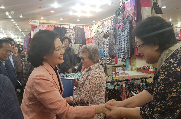 박영선 중소벤처부 장관이 28일 여수 중앙시장을 방문해 상인들과 악수를 하고 있다. [중소벤처부]