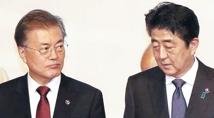 South Korea's President Moon Jae-in(left) and Japanese Prime Minister Shinzo Abe. Yonhap
