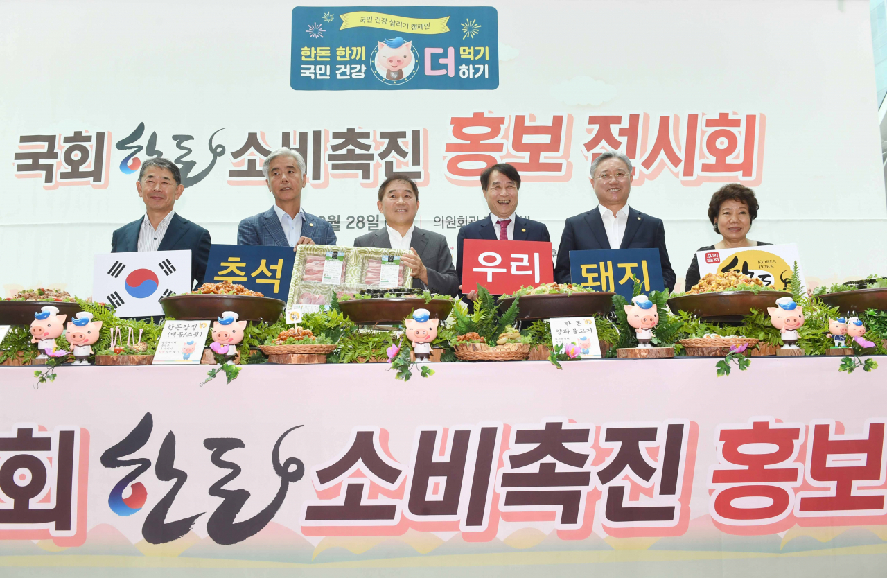 왼쪽부터 손종서 우리농장대표, 김홍길 축산관련단체협의회장, 황주홍 농해수위원장, 하태식 한돈자조금관리위원장, 임영호 한국농축산연합회장, 안승춘 한국식생활개발연구회장. [한돈자조금관리위원회 제공]
