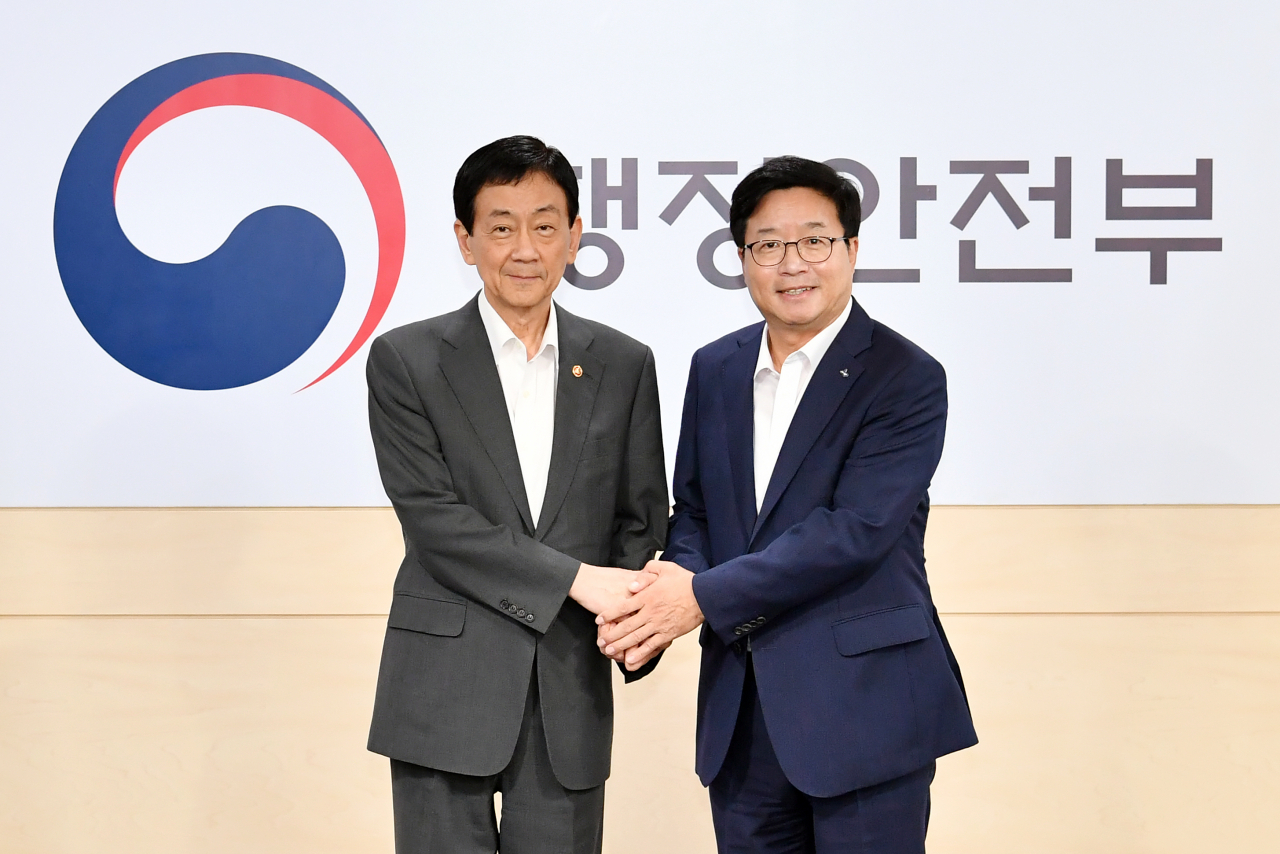 염태영 시장(오른쪽)과 진영 행정안전부 장관이 면담 후 손을 맞잡고 있다.