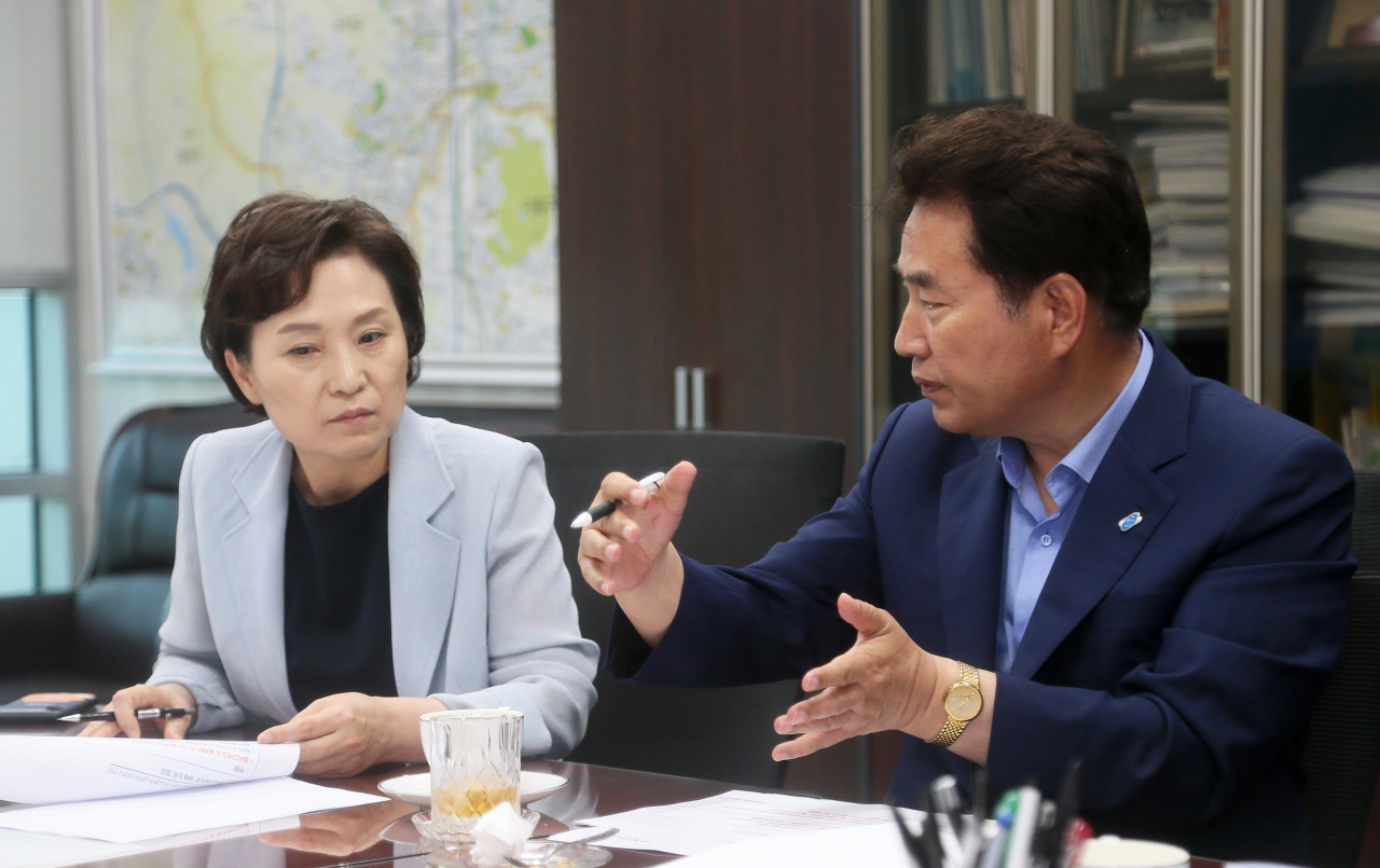 백군기 용인시장(오른쪽)이 김현미 국토부장관을 면담했다.[용인시 제공]