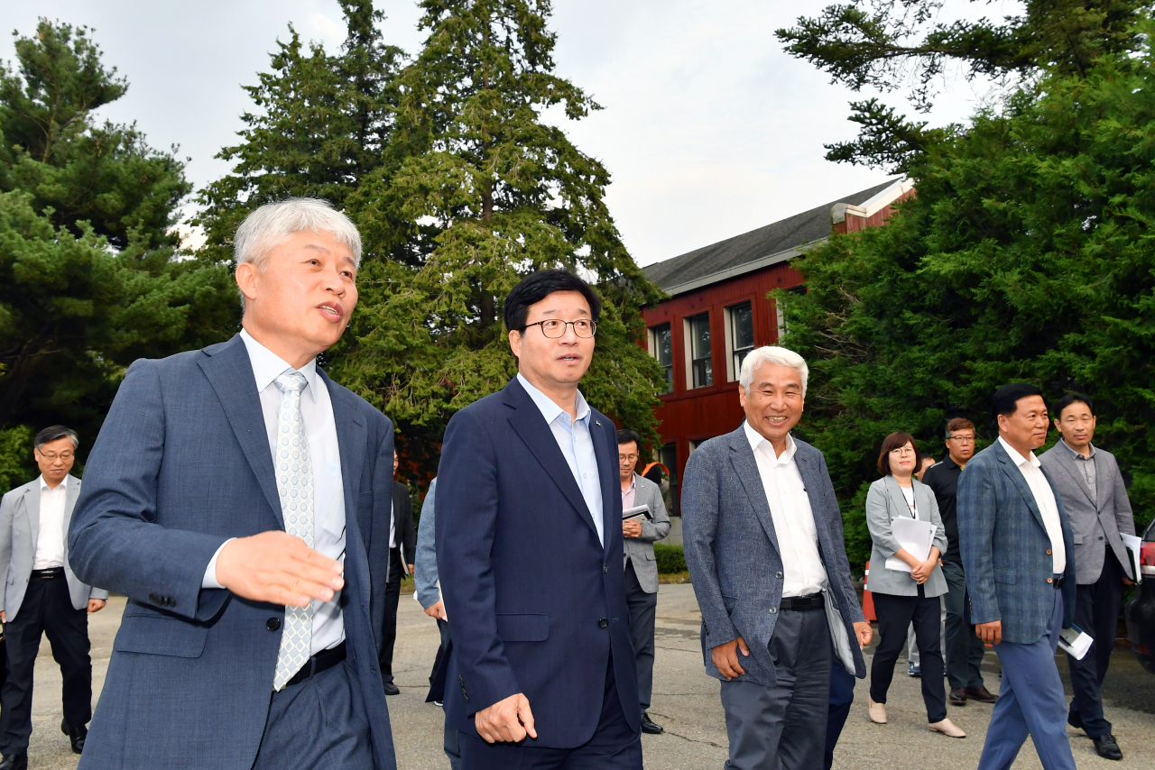염태영 시장(왼쪽 2번째)과 이석하 학장(왼쪽 1번째)이 구 서울대학교 농업생명과학대를 둘러보고 있다.[수원시제공]