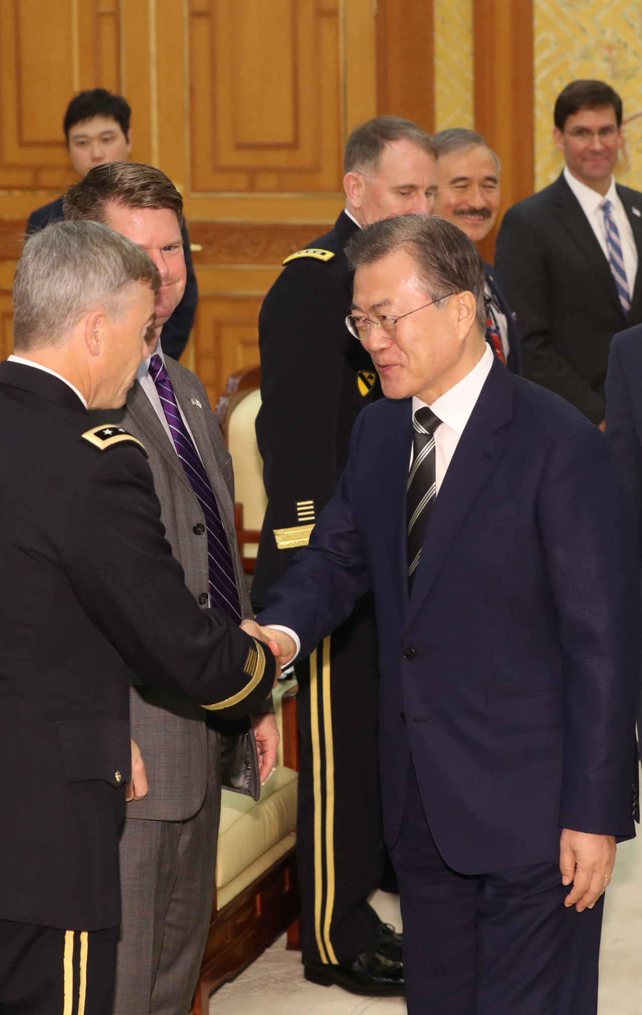 문재인 대통령이 지난 9일 청와대에서 마크 에스퍼 미국 국방장관과 면담 전 참석자들과 인사하고 있다. (왼쪽부터)펜톤 국방장관 선임군사보좌관, 랜달 슈라이버 국방부 인도·태평양안보 차관보, 해리 해리스 주한미대사, 로버트 에이브럼스 주한미군 사령관.[연합뉴스]